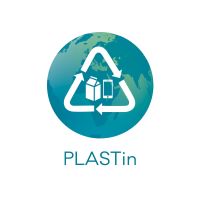 PLASTin logo. Kuvassa sini-vihreän maapallon päällä on valkoisista nuolista koostuva kolmio, jonka sisällä on nestekartonkipakkaus ja älypuhelin.